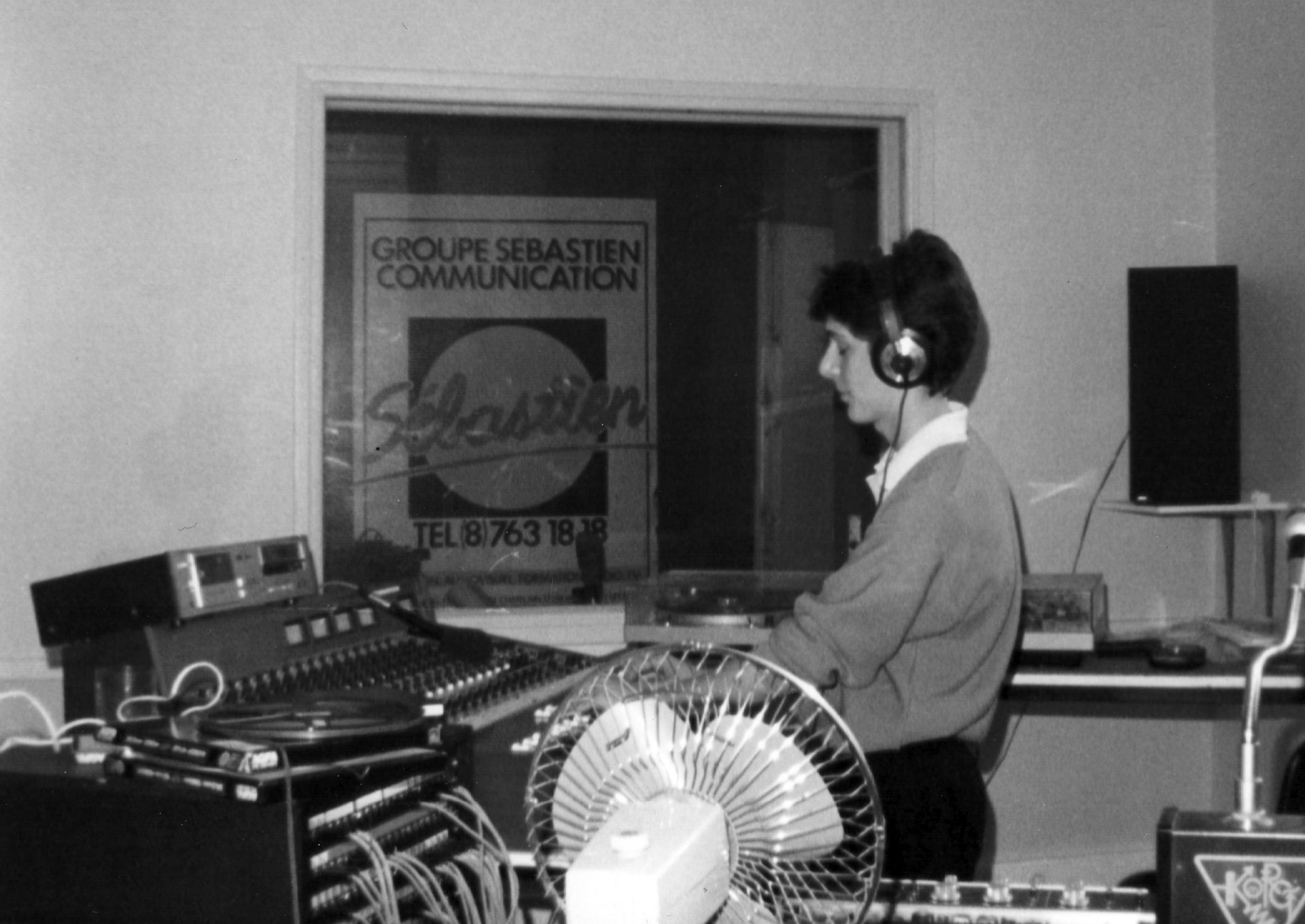 Yves Condé en studio radio dans les années 80.